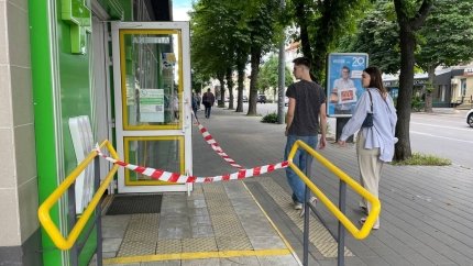 Поранив працівника аптеки і пошкодив вітрини: у Житомирі затримали підозрюваного /Суспільне