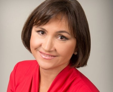 Запалення ясен, симптоми гінгівіту та його лікування – стоматолог оглядає пацієнта