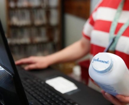 Johnson &amp;amp; Johnson пообіцяла зупинити продажі талькових продуктів наступного року