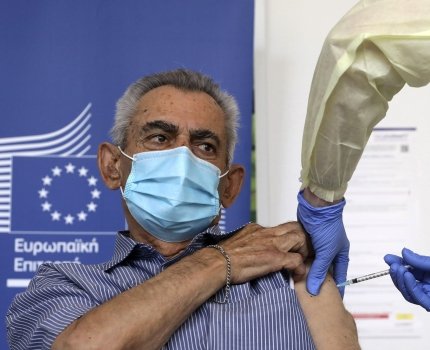 Все страны ЕС одновременно начали кампании по вакцинации от коронавируса