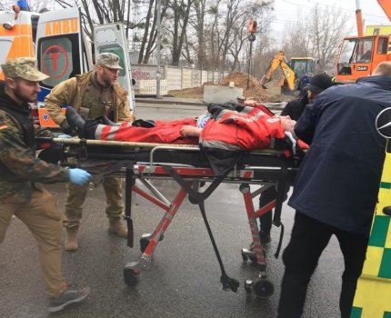 На дорозі життя: світлини медиків, які рятують людей з Ірпеня