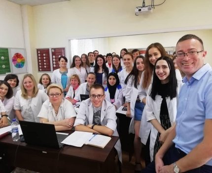 Олександр Севрюков зі слухачами курсів навчального центру Аптечної мережі 9-1-1. Фото: /Прес-служба «Аптечна мережа 9-1-1»