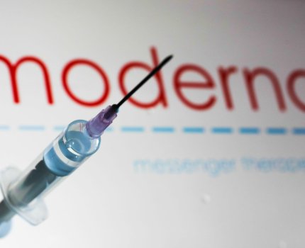 Вакцина Moderna показала эффективность 96% в профилактике COVID-19 у подростков