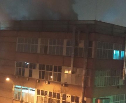 Ночью "загорелось" здание Киевского витаминного завода