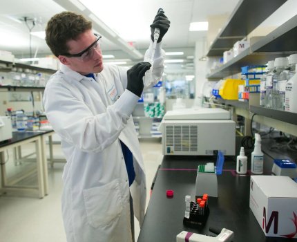 Аналитик: слишком рано объявлять об успехе вакцины против COVID-19 от Moderna
