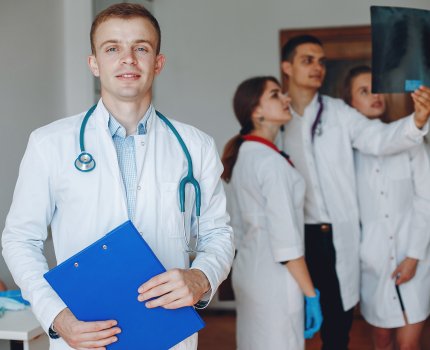 Интерны и молодые врачи могут получить стаж, зарплату, выплату 200 тыс. грн и служебное жилье /Magnific