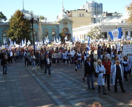 Около 2 тысяч медиков вышли на акцию протеста