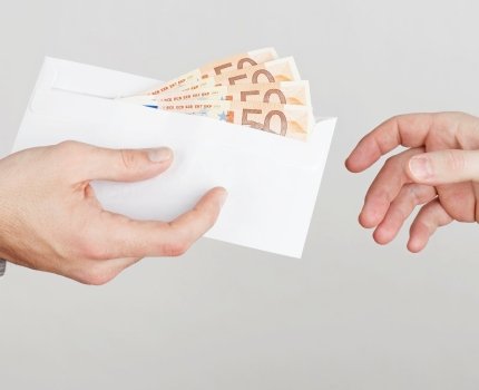В Киеве разоблачили налоговика, который требовал от фармкомпании взятку в 60 тыс. грн