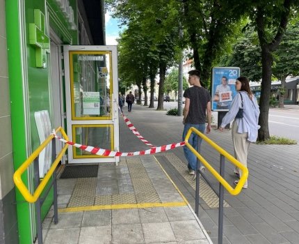 Поранив працівника аптеки і пошкодив вітрини: у Житомирі затримали підозрюваного /Суспільне