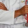 Онколога покарали за спробу допомогти своїм пацієнтам, зменшивши їм вартість лікування раку