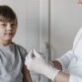 Вакцинация детей в 2026 году: что делать в случае пропуска прививок /freepik