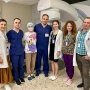 Пацієнтка та команда лікарів з НДСЛ «Охматдит» Фото: /Facebook