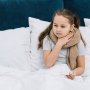 Девочка с больным горлом /freepik