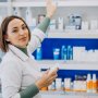 Фармацевт возле витрины с косметической продукцией. Иллюстративное фото /freepik