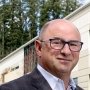 Основателя фармкомпании отстранили от работы из-за обвинений в домашнем насилии