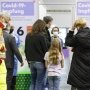 Люди стоят в очереди на вакцинацию в Вене, Австрия. /Time