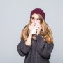 Пациент с аллергией в аптеке /freepik