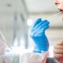 Для установления диагноза проводят тестирование – экспресс или ПЦР-методом. Фото: /Українська правда