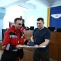 Микола Поворозник вручає грамоту водію швидкої. /Прес-служба КМДА