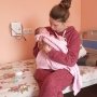 Харьковчанка Екатерина Залепа с дочерью в Полтавской больнице. /Суспільне