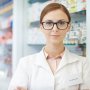 Фармацевт на рабочем месте /freepik