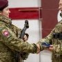 Медикиня з Черкащини Галина Цимбал отримує нагороду "Хрест хоробрих" за евакуацію поранених військових /suspilne.media