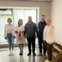 Александр Комарида (в центре) посетил пункт выдачи лекарства. Фото: /Facebook
