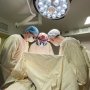 Американский кардиохирург Уильям Новик с командой оперирует детей с пороками сердца во Львове Фото: /Первое медицинское объединение Львова
