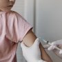 Какие обязательные прививки нужно сделать до начала учебного года /freepik