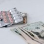 Українські фармацевти скаржаться через перетворення аптек на магазини з планами продажу