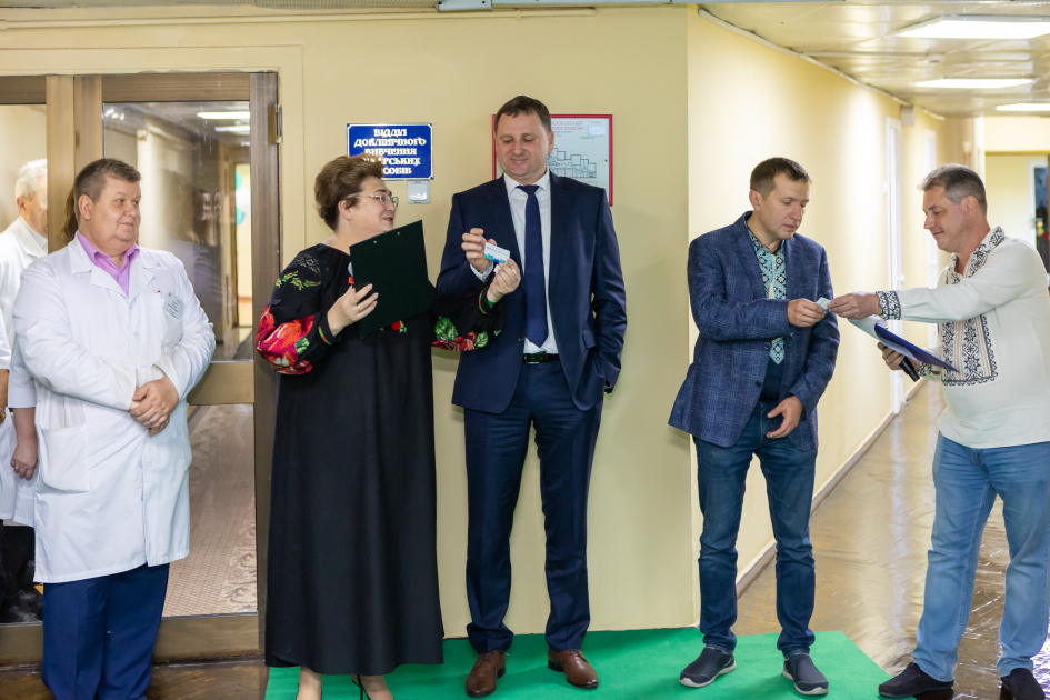 Вручення символічних е-ключів від аудиторіі. Фото /Прес-служба ПрАТ «Фармацевтична фірма« Дарниця»